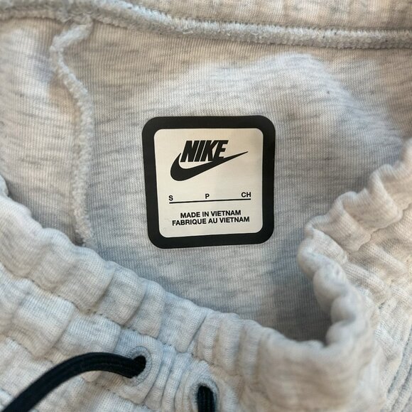 Womens Nike Tech Fleece, light heather gray, size Small - Picture 3 of 3